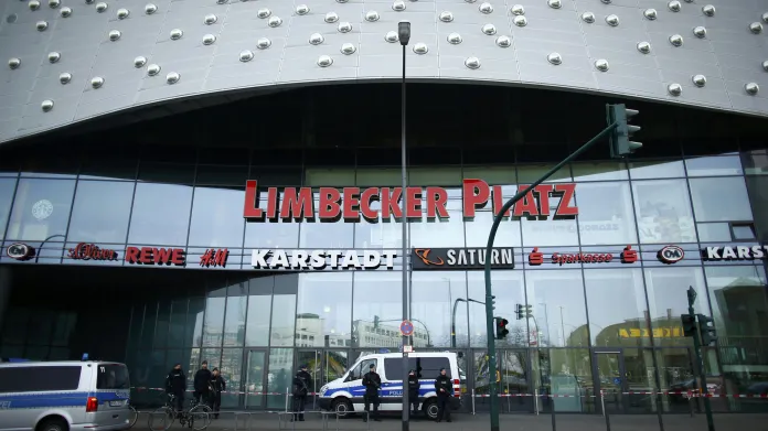 Policie uzavřela centrum Limbecker Platz v Essenu