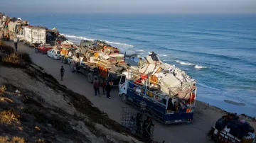 Palestinci opouštějí severní Gazu