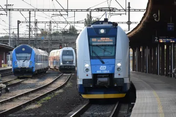 Jedna jízdenka vládne téměř všem vlakům bez ohledu na dopravce. Zatím ale nebude platit v komerčních spojích