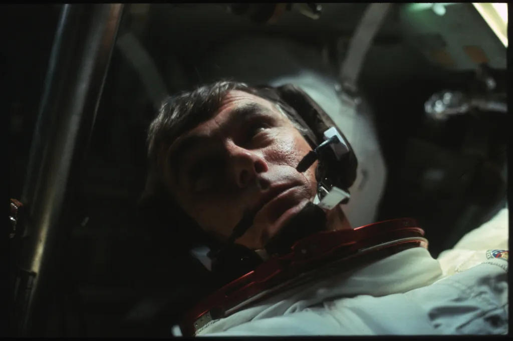 Cernan ve velitelském modulu během cesty zpět