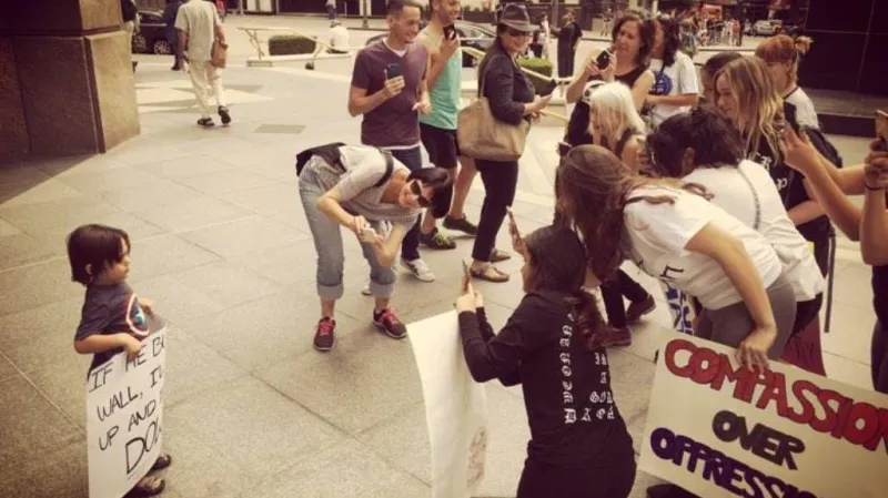 Tříletý Kaio na demonstraci proti zvolení Donalda Trumpa americkým prezidentem