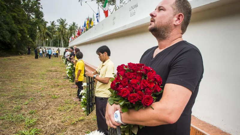 Přeživší Nizozemec přijel po 10 letech do Thajska uctít památku oběti vlny tsunami