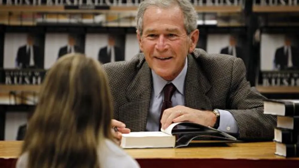 George Bush při autogramiádě svých pamětí