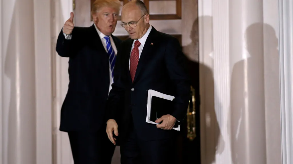Andrew Puzder v doprovodu Donalda Trumpa