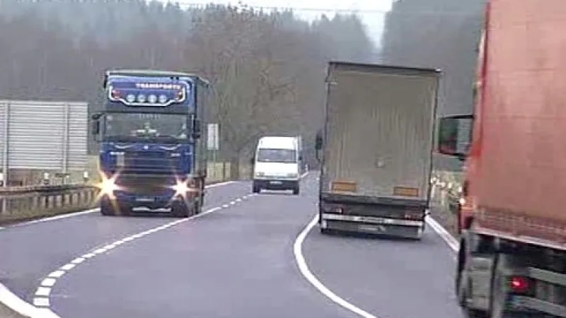 Provoz na silnici I/21 ve Vojtanově, kde auta projíždějí 90kilometrovou rychlostí.