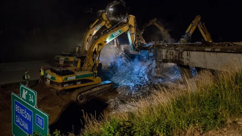 Demolice původního nadjezdu u Ostředku