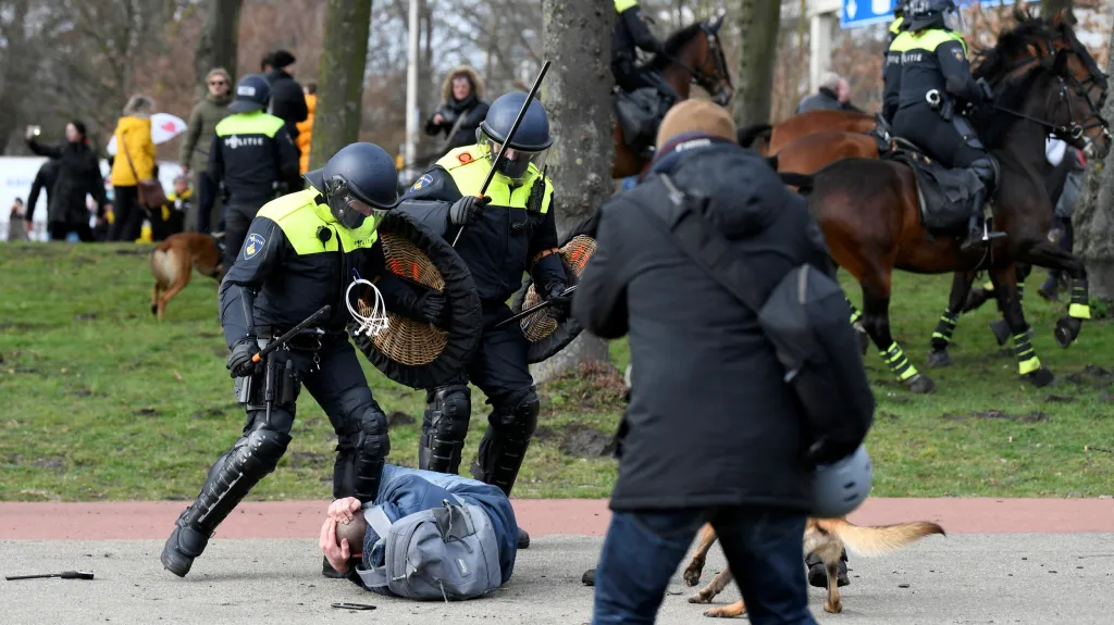 Zásah policie proti demonstraci v Haagu