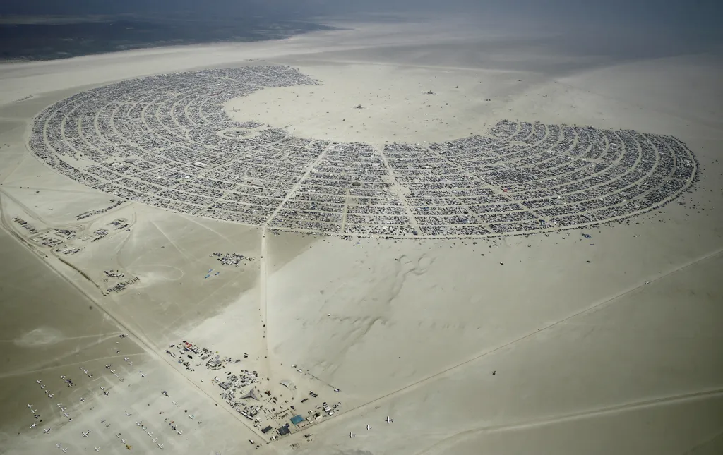 Black Rock City, místo setkání a pobytu zhruba 70 000 lidí, kteří letos navštívili tradiční umělecký happening Burning Man v nevadské poušti.