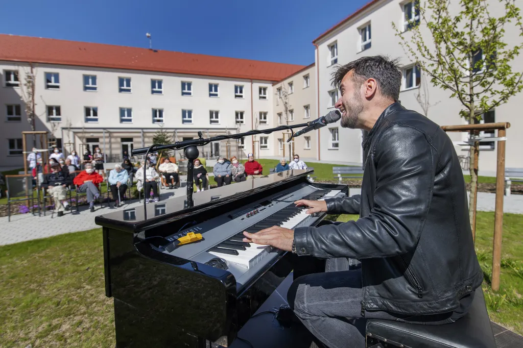 Umělci své produkce přestěhovali na ulici a na další místa pod širým nebem, hrálo se i pod okny nemocnic bez možnosti návštěv a uzavřených domovů pro seniory. Jako třeba Marek Ztracený na nádvoří Domova Clementas v Janovicích nad Úhlavou