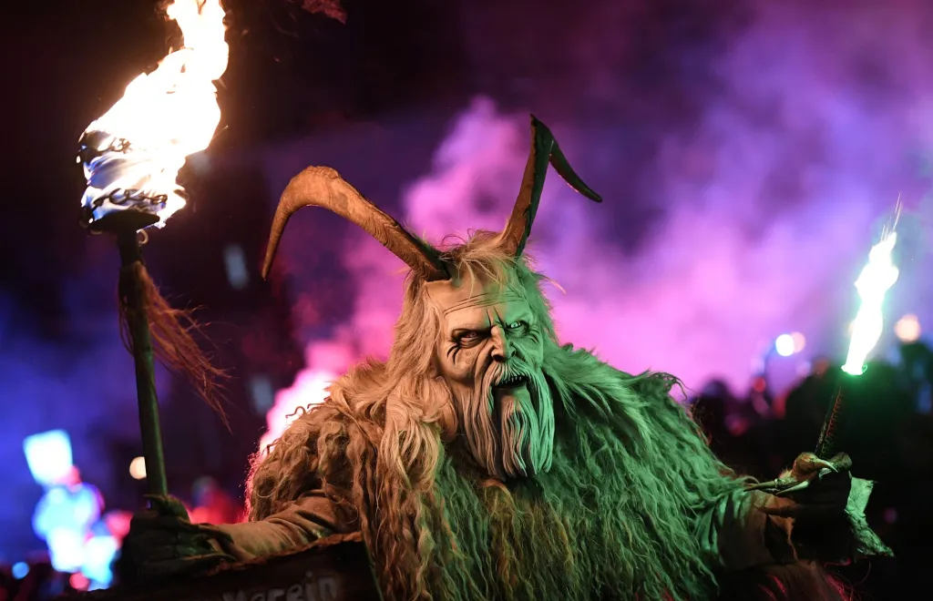 Noční průvod Krampusů a dalších děsivých masek v rakouské vesnici Biberwier