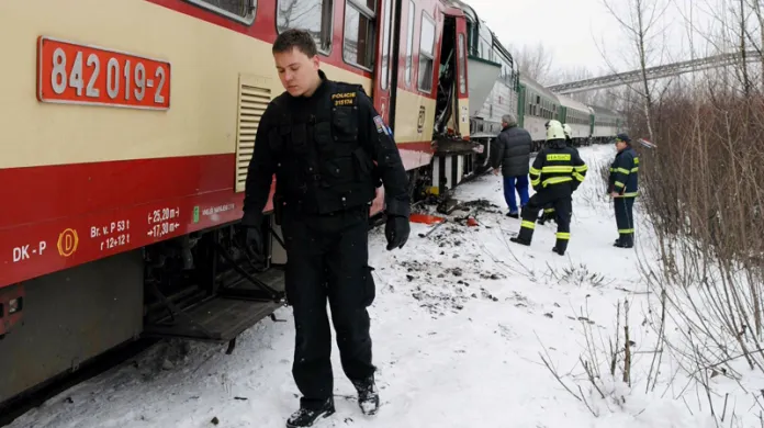 V Paskově na Frýdecko-Místecku se dopoledne srazily na jednokolejce dva osobní vlaky.