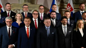 Fotografie ministrů před společným jednáním české a slovenské vlády