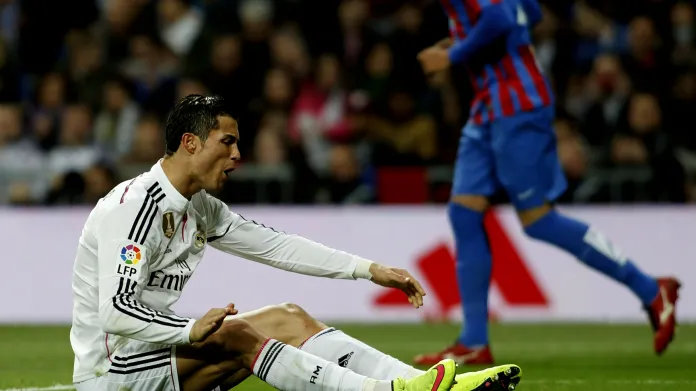 Portugalský útočník Cristiano Ronaldo si stěžuje na promarněnou příležitost