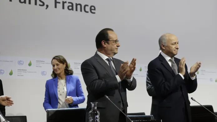 Francois Hollande a Laurent Fabius při prezentaci pařížské dohody o klimatu