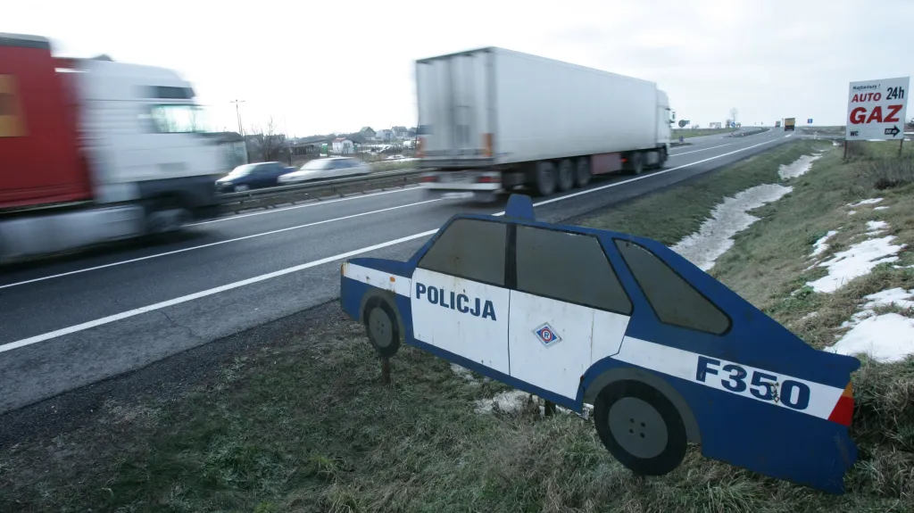 Výstražná maketa na dálnici mezi Varšavou a Katovicemi