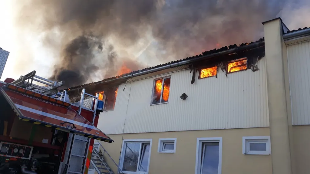 V Plzni-Karlově hoří ubytovna