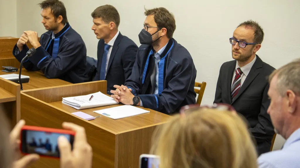 Obžalovaní Dalibor Urban (druhý zleva) a Jan Linhart (čtvrtý zleva) se svými obhájci před začátkem líčení u českobudějovického okresního soudu