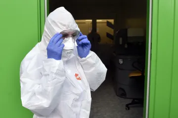 Významná část Čechů podle výzkumu nezůstává doma s příznaky covidu, může to být příčina jeho šíření