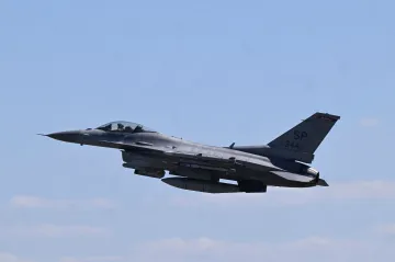 Česko na Ukrajinu dodalo výcvikový simulátor stíhaček F-16