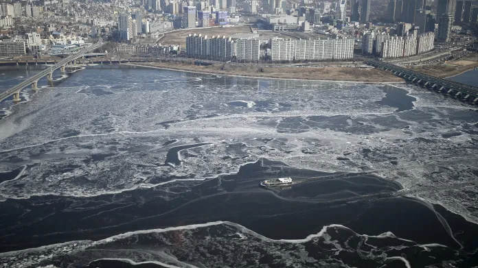 Zamrzající řeka Hangang v Soulu