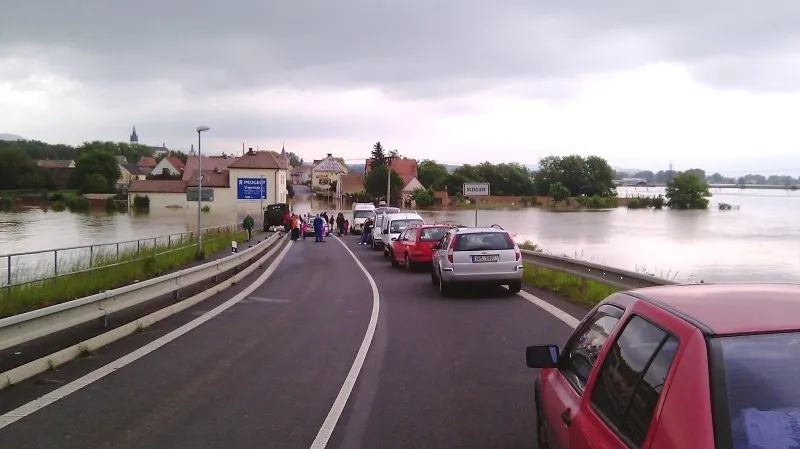 Zaplavená silnice v Mlékojedech