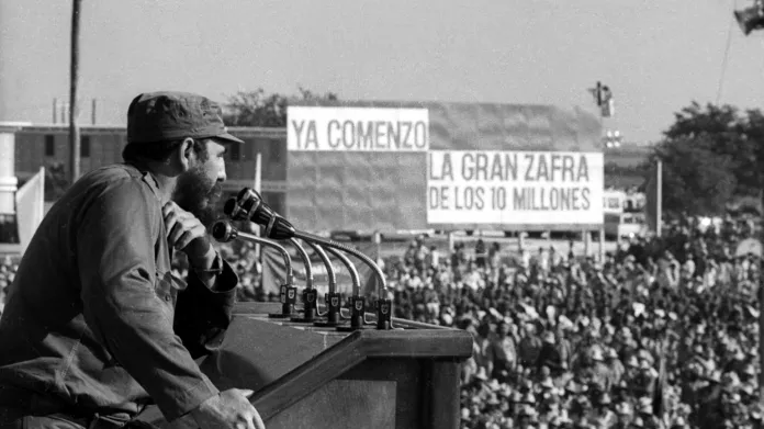 Fidel Castro mluví k davu v Havaně (1970)
