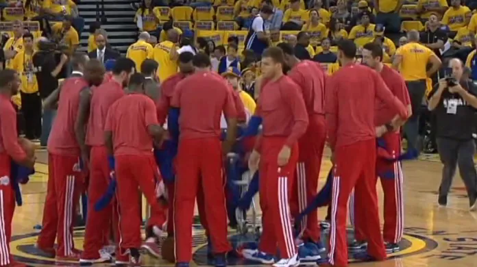 Hráči Clippers protestovali dresy naruby