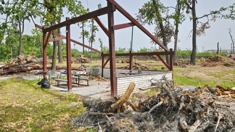 Poničené místo, které sloužilo dětským hrám (snímek je z 13. července)