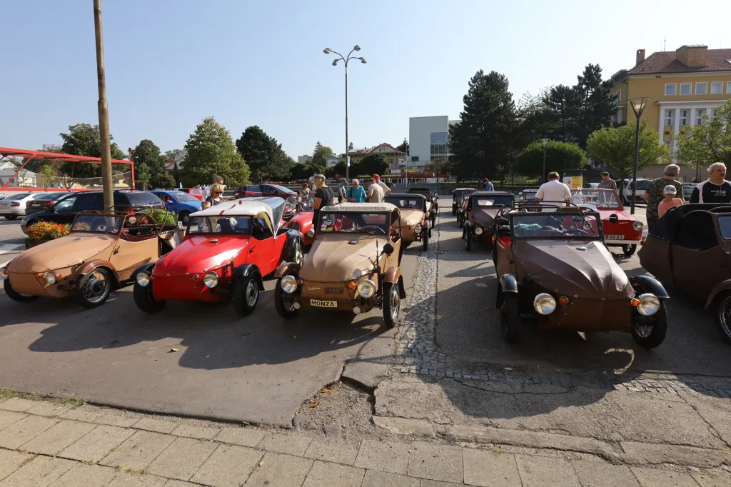 Na potah namísto původního montérkového plátna začali používat koženku, která se během dalšího čtvrtstoletí stala poznávacím znamením tříkolek jejich konstrukce
