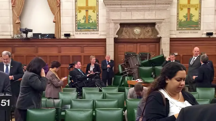 Zabarikádovaní poslanci parlamentu v Ottawě