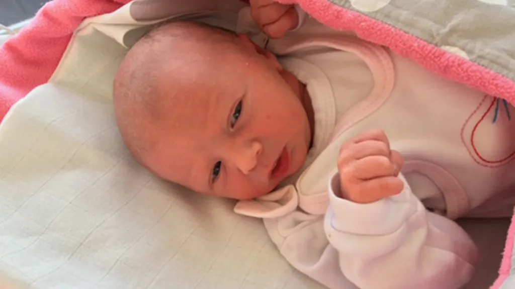 Holčička Ema - první pražské dítě se narodilo dvě minuty po půlnoci