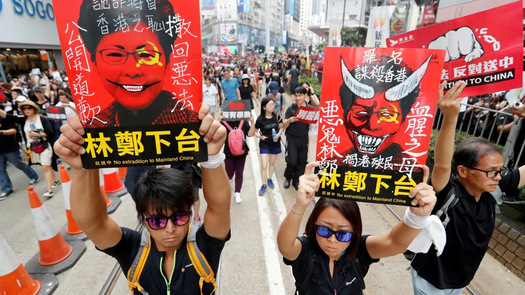 Obyvatelé Hongkongu požadují odstoupení správkyně Carrie Lamové