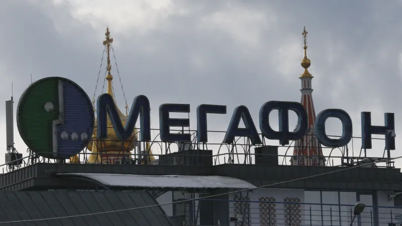 Reklamní tabule s logem ruského operátora MegaFon v Moskvě