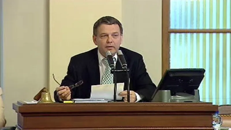 Lubomír Zaorálek ukončuje schůzi poslanecké sněmovny.