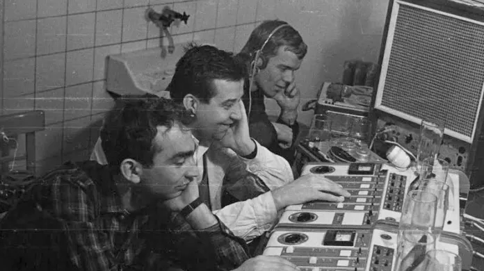 Zvukaři při natáčení silvestrovského pořadu v roce 1966 (R. Kos vpravo)