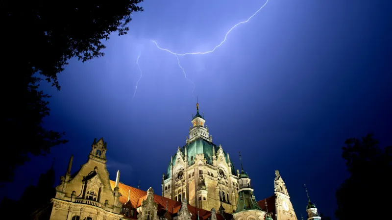 Blesky nad hannoverskou radnicí