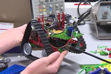 Robot ze stavebnice může zajistit místo na vysoké škole