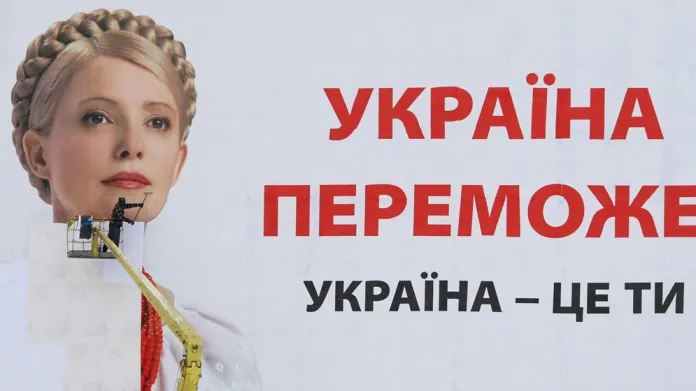 Před prvním kolem prezidentských voleb v lednu 2010 vyvěšuje pracovník nadaleko Kyjeva obří plakát Tymošenkové