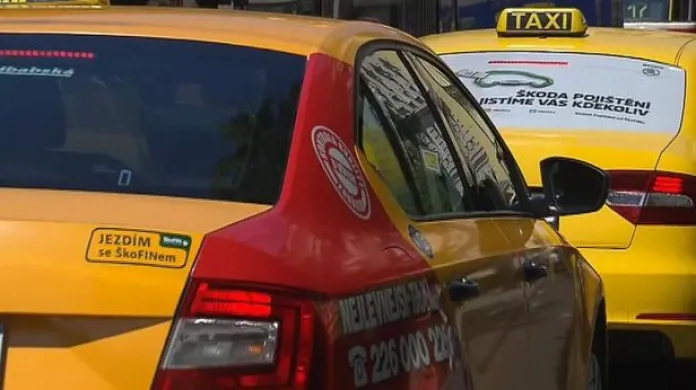 Zprávy v 16: Taxikáři předali petici proti zkouškám