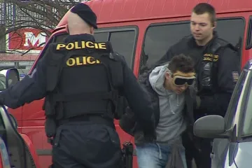 Tři zatčení muži vydírali obchodníka s luxusními auty