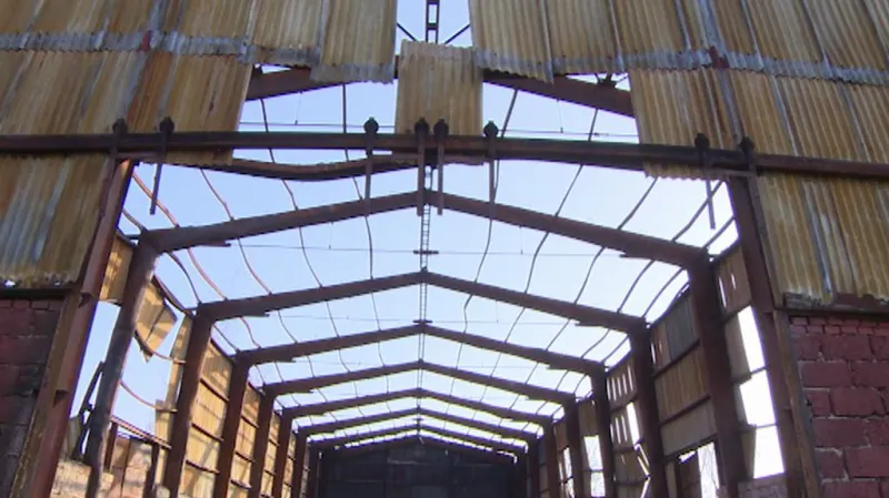 Kramolna - skladovací hala po požáru