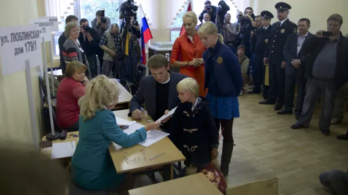 Alexej Navalnyj se svou rodinou v hlasovací místnosti při volbě moskevského primátora