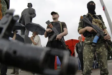 Vzdorující východ Ukrajiny vytvořil svaz, povstalci útočili na kasárna