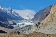 Čeští horolezci uvázli při sestupu hory v Pákistánu. Záchranná mise bude pokračovat v pondělí