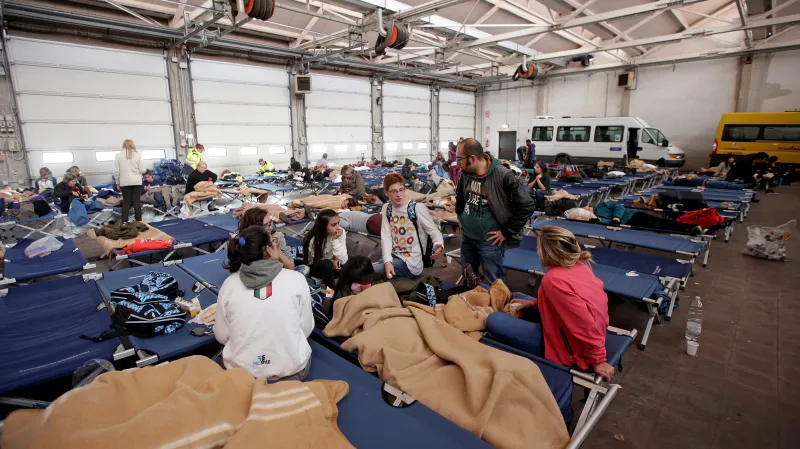 Marco di Pasquale, jeden z vyučujích jazykové školy v Camerinu, se studenty v prostorách provizorní ubytovny Unicam v nádražních halách.