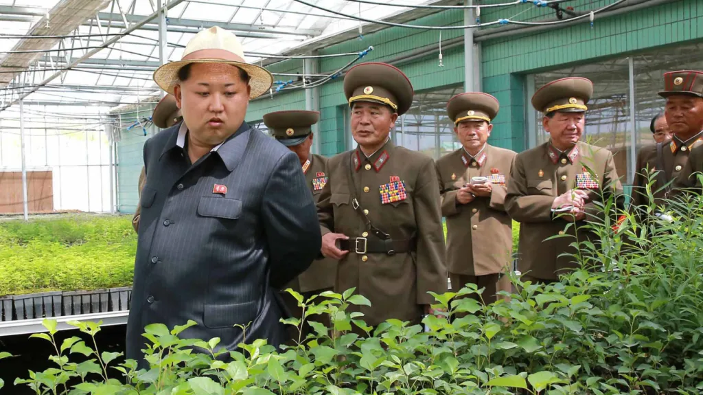 Kim Čong-un kouká na pučící rostlinstvo ve sklenících