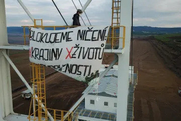 Aktivisté opustili rypadlo v dolech na Chomutovsku, protestovali proti těžbě