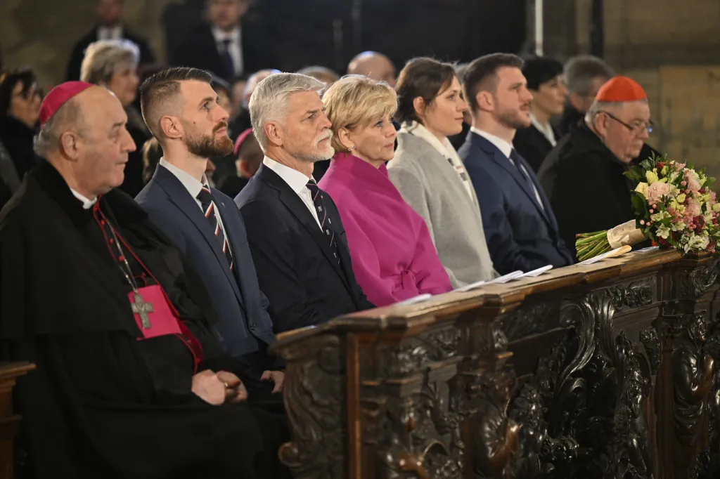 Prezident Pavel poslouchá koncert České filharmonie a Pražského filharmonického sboru společně s (zleva) arcibiskupem Graubnerem, synem Petrem, ženou Evou, snachou Ladou, synem Janem a kardinálem Dukou