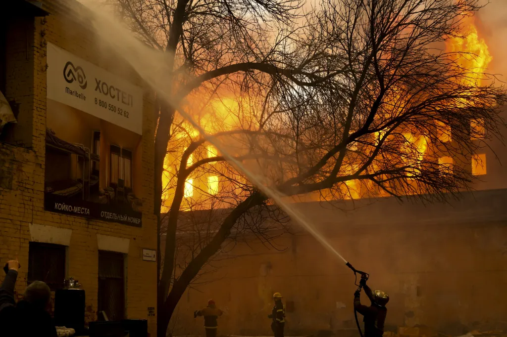 Velký požár textilní továrny v ruském Petrohradu se rozšířil na plochu deset tisíc metrů čtverečních