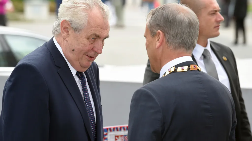 Prezident Miloš Zeman (vlevo) zahájil třídenní návštěvu Olomouckého kraje